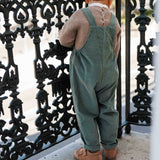 Look Jardineiras Verde Pinho com Camisola Bege