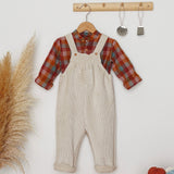 Look Jardineiras Baunilha c/ camisa Bolo de cenoura