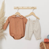 Look calças baunilha c/ body camisa mel