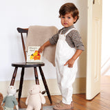 Look Jardineiras Creme c/ camisa Lobo Mau