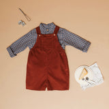 Look Jardineiras Cacau c/ camisa Bolo de Côco