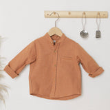 Look Jardineiras Ganga c/ camisa Mel