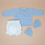 Look T.Fraldas Picquet branco c/casaco e botinhas azuis