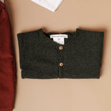 Look 3 peças Jardineiras Cacau c/camisa e casaco