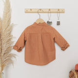 Look Jardineiras Ganga c/ camisa Mel