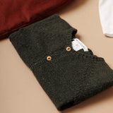 Look Saia Cacau c/ camisa e casaco