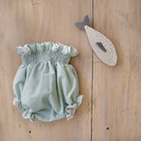 Look T.Fraldas verde água c/ camisa ajour e prende chuchas