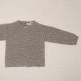 Look Jardineiras Verde Pinho com Camisola Bege