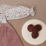 Look Jardineiras Granola c/ camisa Tarte de Amêndoa