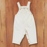 Look Jardineiras Creme c/ camisa Lobo Mau