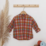 Look Jardineiras Baunilha c/ camisa Bolo de cenoura