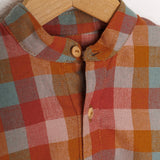 Look Jardineiras Baunilha c/ camisa Bolo de cenoura