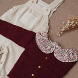 Look 3 peças Jardineiras Baunilha c/ camisa Canela e casaco