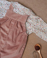 Look Jardineiras Granola c/ camisa Tarte de Amêndoa