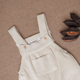 Look Jardineiras Baunilha c/ camisa Bolo de cenoura