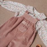 Look Jardineiras Granola c/ camisa Tarte de Amêndoa