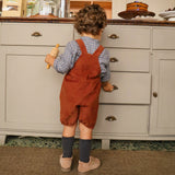 Look Jardineiras Cacau c/ camisa Bolo de Côco