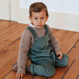 Look Jardineiras Verde Pinho com Camisola Bege