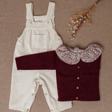 Look 3 peças Jardineiras Baunilha c/ camisa Canela e casaco