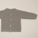 Look Jardineiras Verde Pinho com Camisola Bege