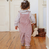 Look Jardineiras Rosa c/ camisa Anita