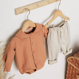 Look calças baunilha c/ body camisa mel