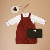 Look 3 peças Jardineiras Cacau c/camisa e casaco