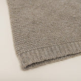 Look Jardineiras Verde Pinho com Camisola Bege