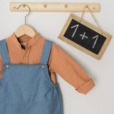 Look Jardineiras Ganga c/ camisa Mel