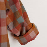 Look Jardineiras Baunilha c/ camisa Bolo de cenoura