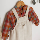 Look Jardineiras Baunilha c/ camisa Bolo de cenoura