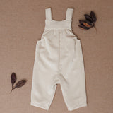 Look Jardineiras Baunilha c/ camisa Bolo de cenoura