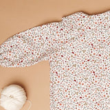 Look Jardineiras Granola c/ camisa Tarte de Amêndoa