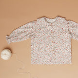 Look Jardineiras Granola c/ camisa Tarte de Amêndoa