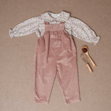 Look Jardineiras Granola c/ camisa Tarte de Amêndoa