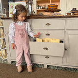 Look Jardineiras Granola c/ camisa Tarte de Amêndoa