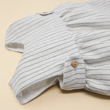 Fofo com perna cinza riscas