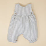 Fofo com perna cinza riscas