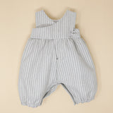 Fofo com perna cinza riscas