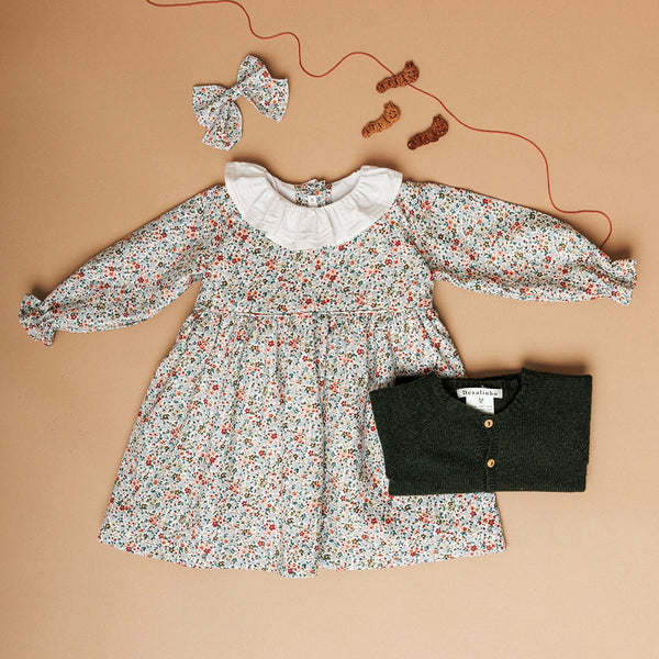 Look  3 peças Vestido Pistacho c/casaco verde e laço