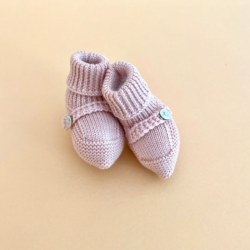 Botinhas Botão Rosa| Lã Merino Premium