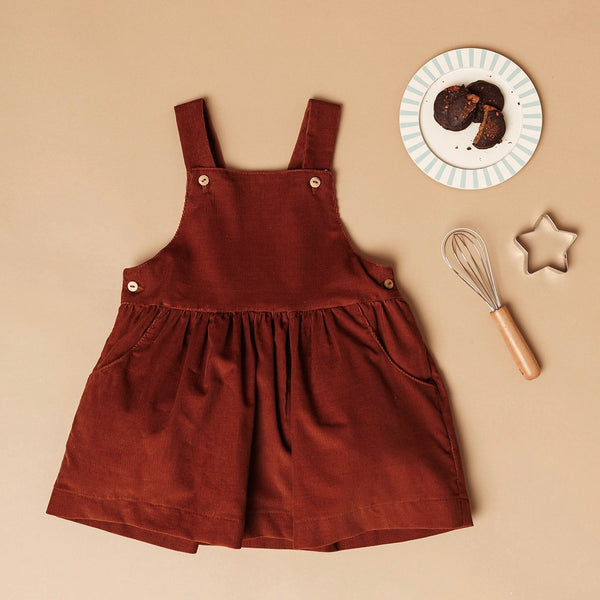 Look Saia Cacau c/ camisa Tarte de Amêndoa