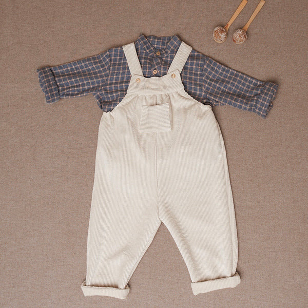 Look Jardineiras baunilha c/ camisa bolo côco