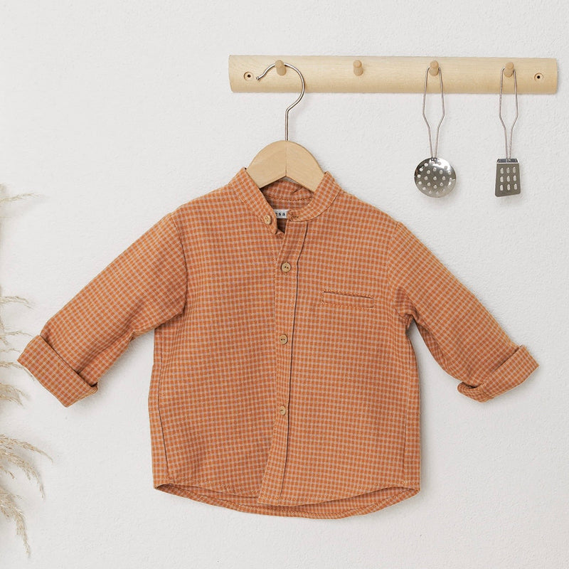 Look Jardineiras Ganga c/ camisa Mel