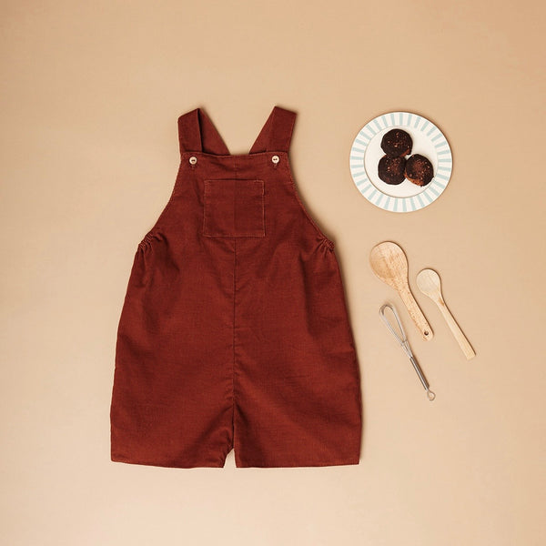 Look 3 peças Jardineiras Cacau c/camisa e casaco