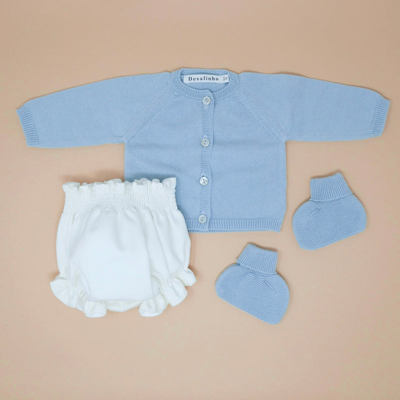 Look T.Fraldas Picquet branco  c/casaco e botinhas azuis