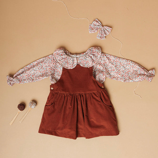 Look Saia Cacau c/ camisa canela