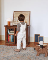 Look Jardineiras Creme  c/ camisa  Lobo Mau