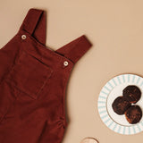 Look 3 peças Jardineiras Cacau c/camisa e casaco
