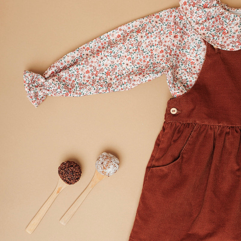 Look Saia Cacau c/ camisa canela